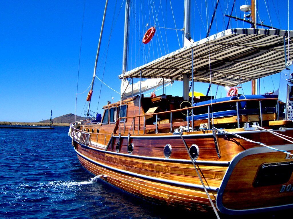 Деревянная яхта
