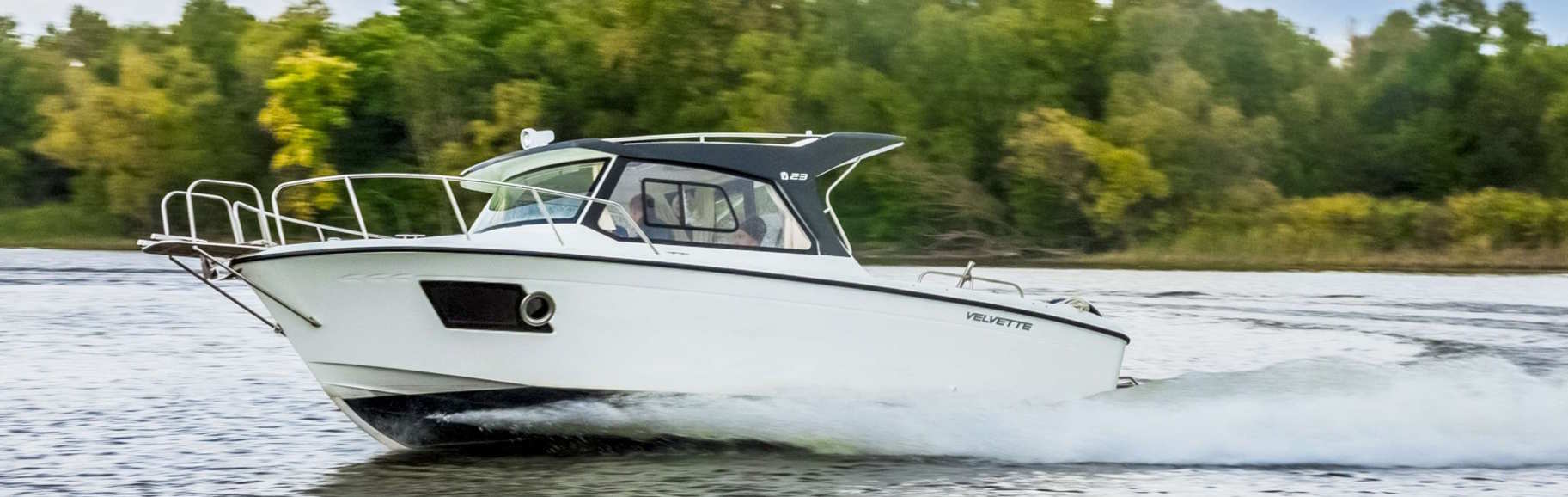 Моторная лодка с каютой: модели, особенности, советы